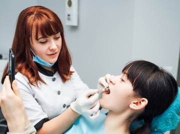 What’s the Difference Between Dental Implants vs Veneers?